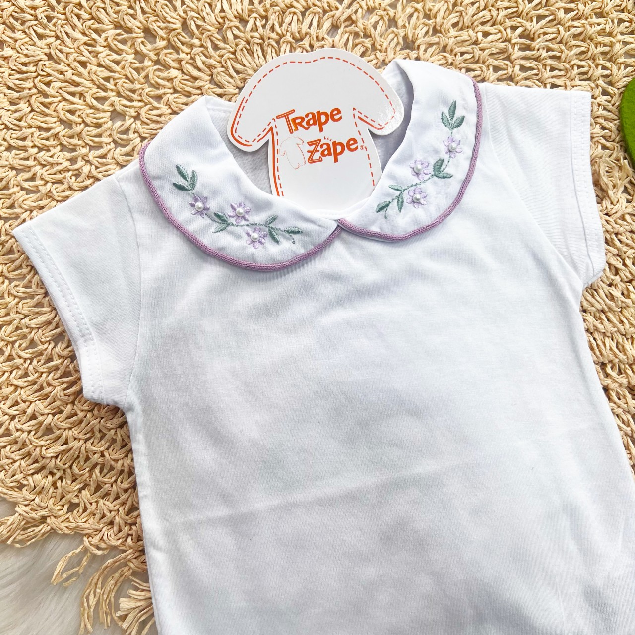 Body Branco com Gola Bordada Flores Lilás e Planta Verde - Manga Curta